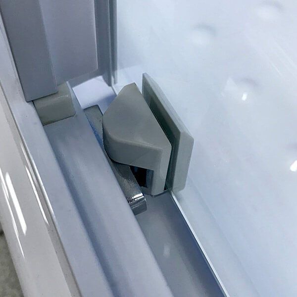 Душевая дверь в нишу AVS Квант 140 профиль белый глянец, стекло прозрачное